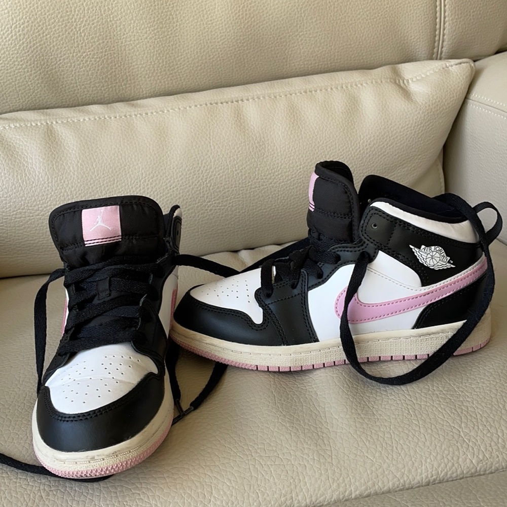 Youth Girls/boys Air Jordan 1 pink/ivory/black 1.5y